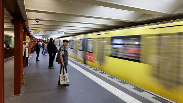 Ein Zug der U2 fährt in den U-Bahnhof  Alexanderplatz ein