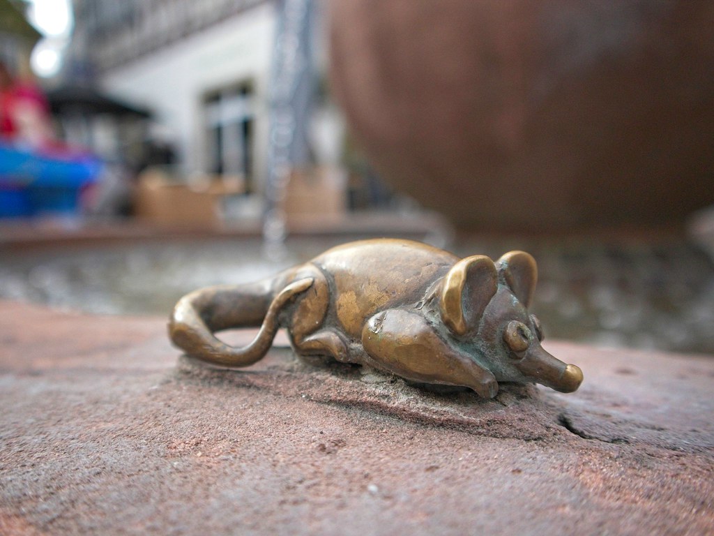Bronzene Maus auf dem Brunnen am Roßmarkt in Alzey