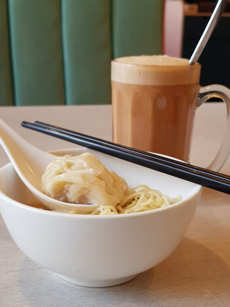 蝦子鮮蝦雲吞湯麵 Prawns & Wanton in Noodle w/Soup  rm$14.90 & 南洋奶茶 Nanyang Milk Tea rm$6.90 @ 南洋冰室 NANYANG CAFE in  Sunway Pyramid