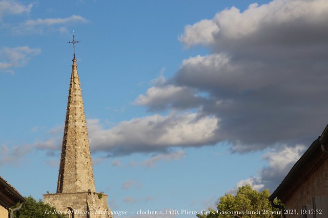 Le Jour ni l‘Heure 8577 — En Lomagne — Le Ciel à Plieux — clocher, c. 1450, Gers, Gascogne, lundi 28 août 2023, 19:17:32