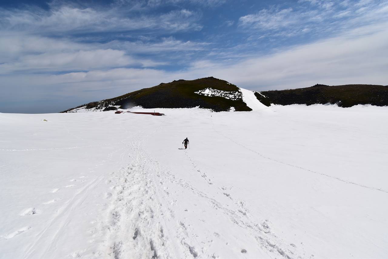 【北アルプス】GWの白馬岳へ残雪登山（1泊2日・白馬山荘）雪で覆われた白馬大池