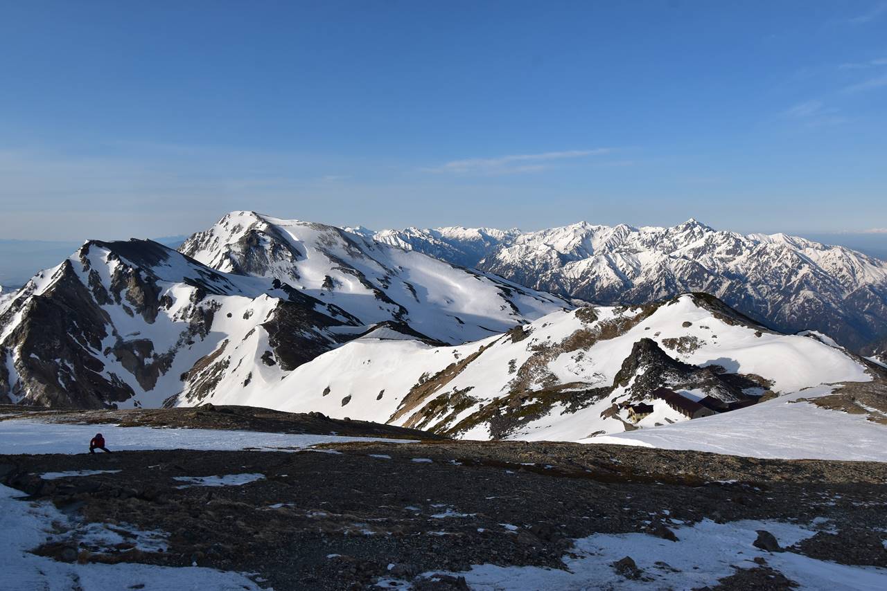 【北アルプス】GWの白馬岳へ残雪登山（1泊2日・白馬山荘） 山小屋から眺める白馬三山と立山連峰
