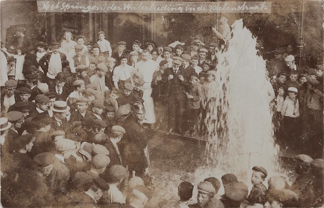 Fotokaart - Kelenstraat, het springen der waterleiding (verstuurd 1909, G.J. Christen)