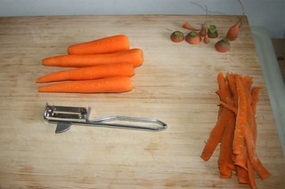 01 - Peel carrots / Möhren schälen