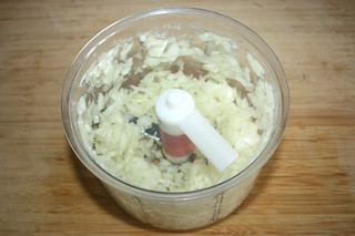 05 - Dice onions / Zwiebeln würfeln