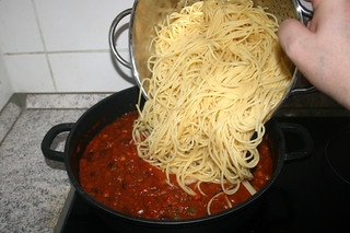 32 - Add pasta to sauce / Nudeln in Sauce geben