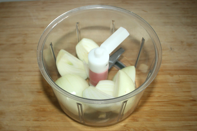 04 - Peel & quarter onions / Zwiebel schälen & vierteln