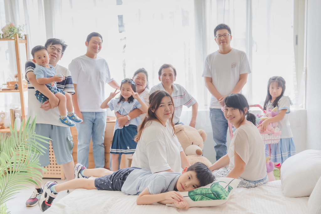 [親子寫真] 楊惟凱 全家福拍攝@迪司陽光攝影棚-最專業的團隊完成全家福照，拍出有溫度的照片! #