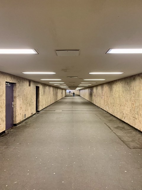Durchlatscher oder Weglatscher / Unterführung am S-Bahnhof Springpfuhl / Marzahn