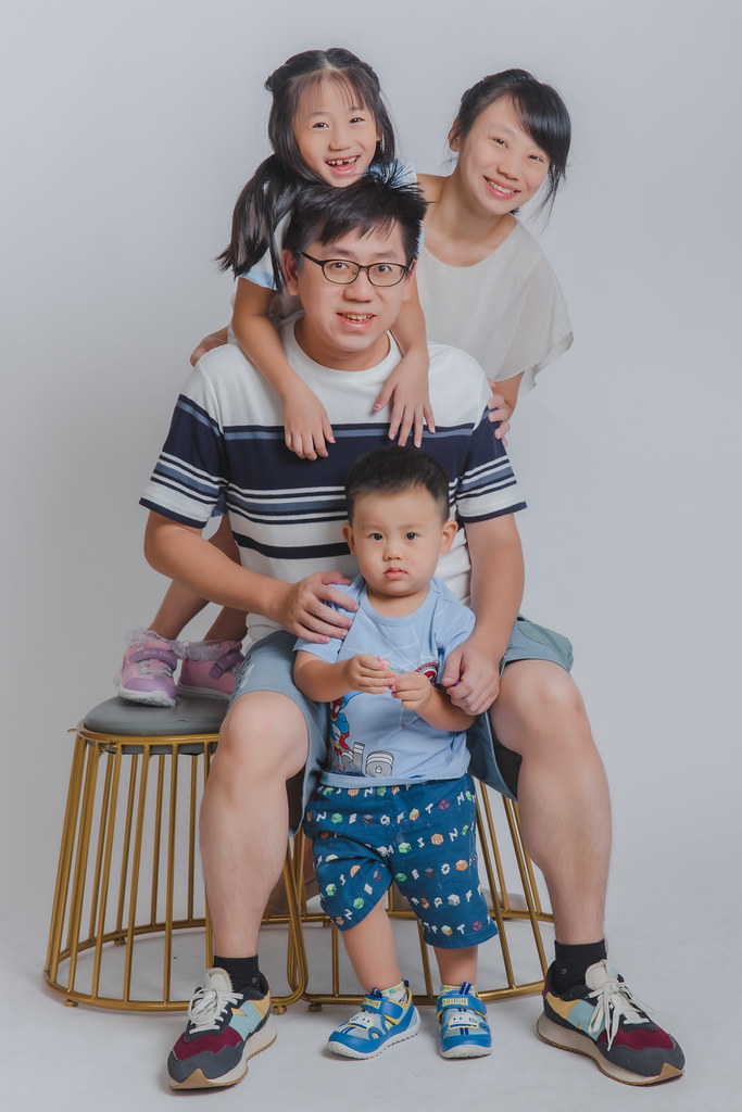 [親子寫真] 楊惟凱 全家福拍攝@迪司陽光攝影棚-最專業的團隊完成全家福照，拍出有溫度的照片! #親子寫真