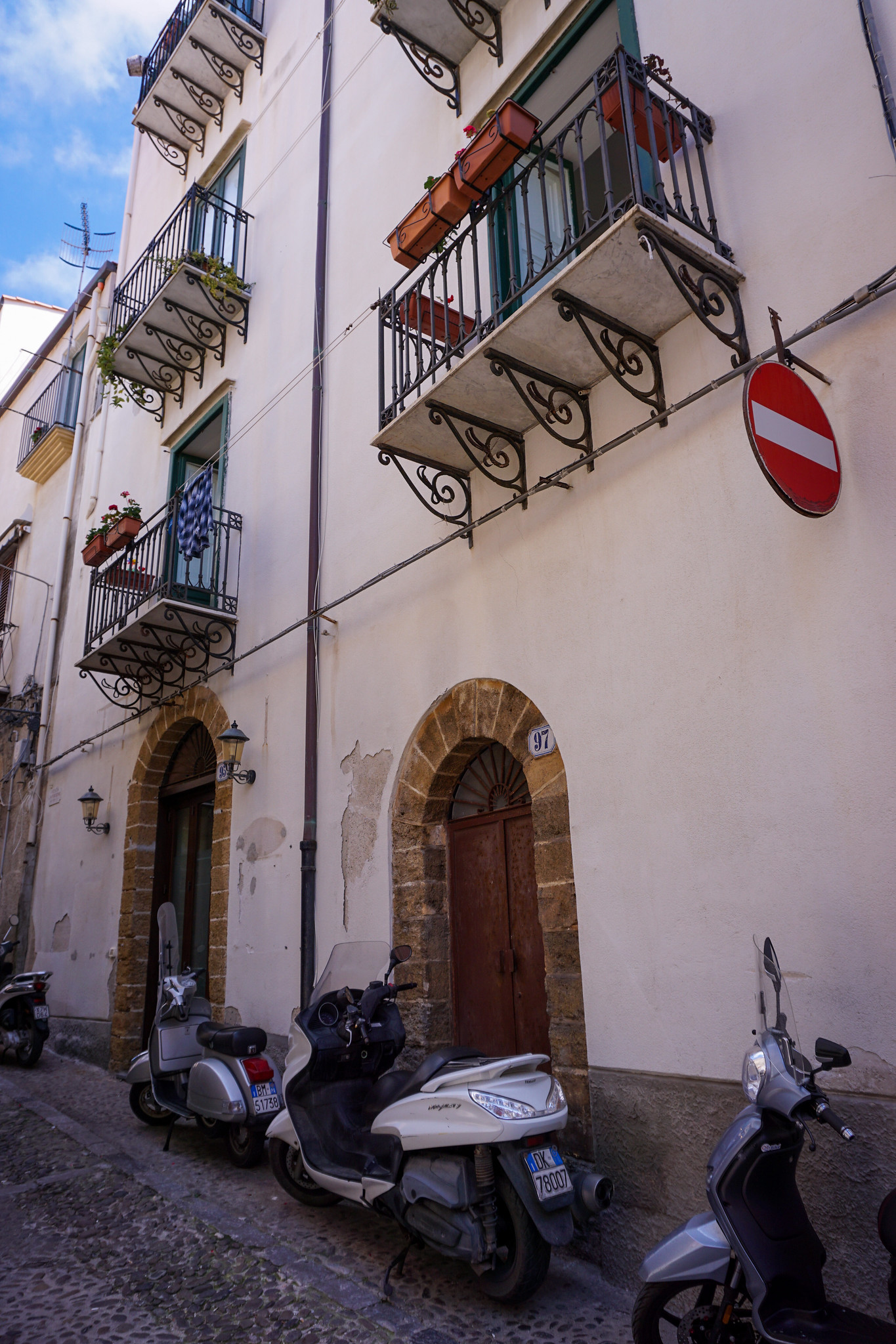 Alleys of Cefalu | Explore the Picturesque Town of Cefalu | Cefalu Sicily Travel Guide | What to See, Do and Eat in Cefalu | Discover the Best Things to do in Cefalu, Sicily, Italy | Sicily Travel Tips | Visit Sicily