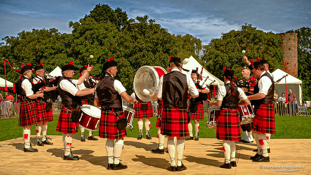 Highlander Bagpipe music on castle grounds - Season Fair (Heenvliet/NL)