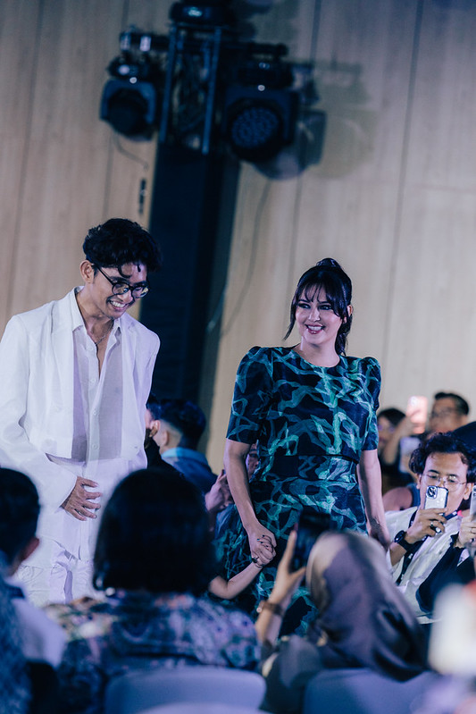 Che Puan Juliana Evans Catwalk Bersama Anak di Fashion Show Hatta Dolmat