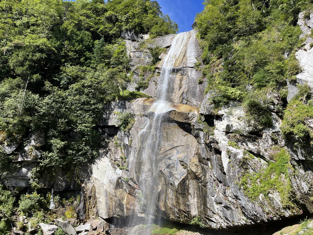 【南アルプス】鳳凰三山へテント泊登山　ドンドコ沢ルートの五色滝
