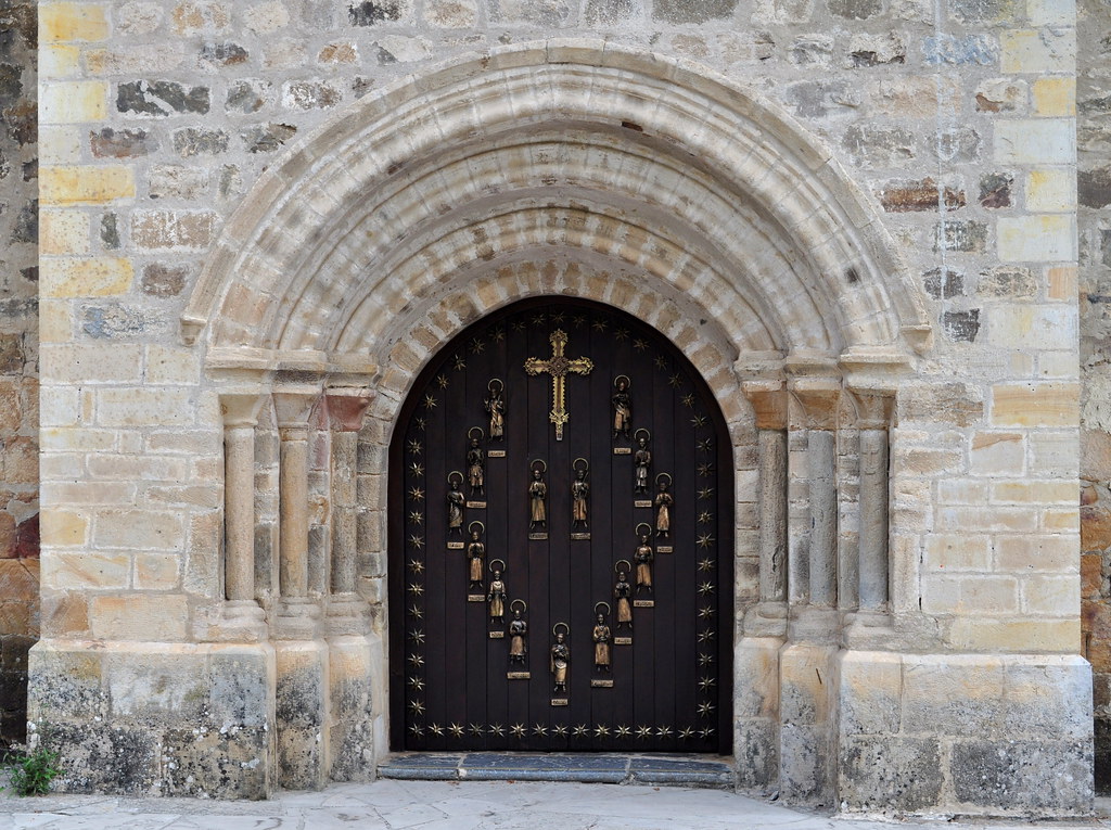 Porte romane du Pardon, monastère Santo Toribio de Liébana, Camaleño, comarque de la Liébana, Cantabrie, Espagne.