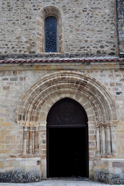 Porte romane, monastère Santo Toribio de Liébana, Camaleño, comarque de la Liébana, Cantabrie, Espagne.