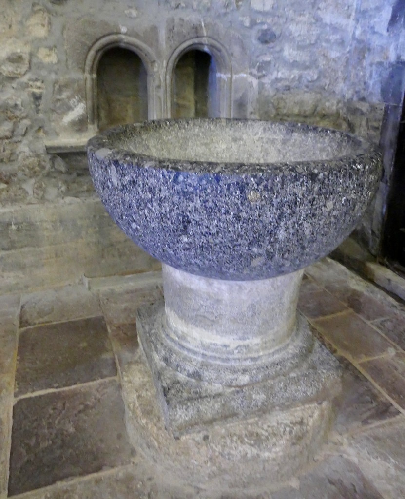 Fonts baptismaux, monastère Santo Toribio de Liébana, Camaleño, comarque de la Liébana, Cantabrie, Espagne.