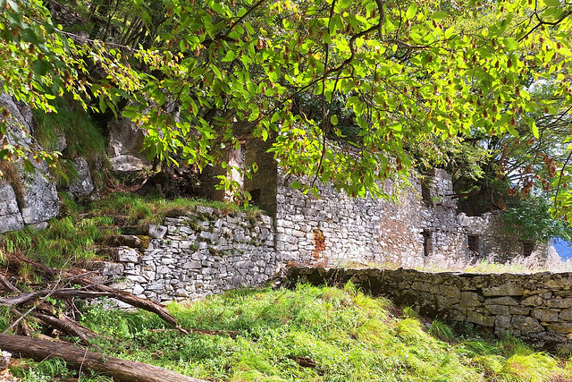 Cava Zampognone - Vecchia casa abbandonate dei cavatori - Alpi Apuane