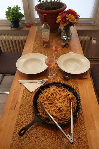 Spaghetti alla carbonara und italienischer Rosé (Tischbild)