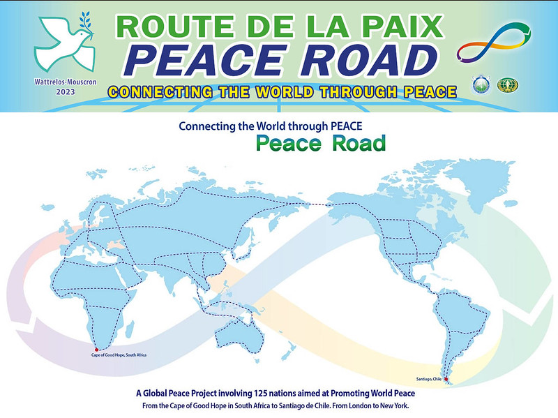 Bannière de la Route de la Paix montrant une carte mondiale du Projet d'autoroute internationale de la paix

