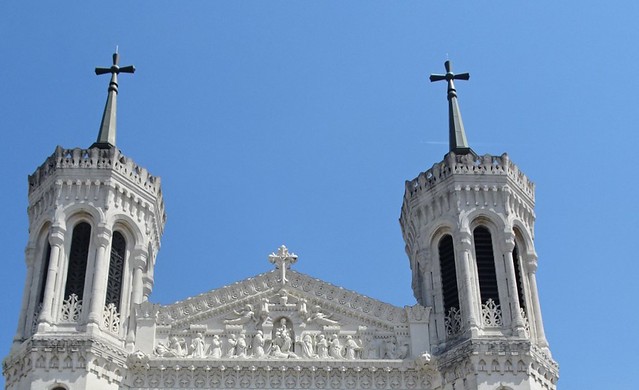 Lyon - La Basilique Notre-Dame de Fourvière, La Tour Nord et la Tour Sud encadrant le Fronton