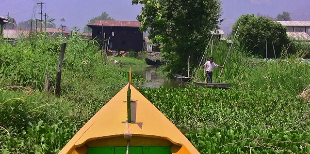MYANMAR, Burma - Fahrt durch fast zugewachsene kleine Kanäle des Inle-Sees, 21597