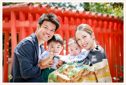 愛知県瀬戸市の深川神社でお宮参り　赤い鳥居をバックに家族写真