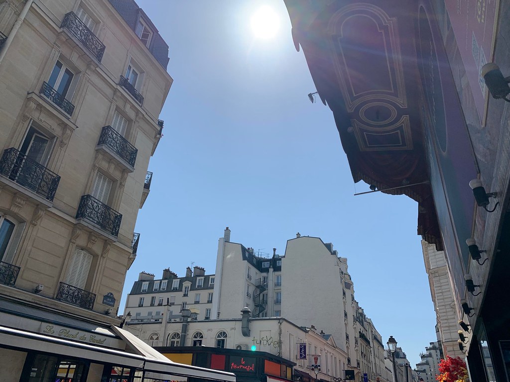 巴黎夏季的溫度逐年增加，但是建築外牆上仍不見冷氣分離機的蹤影。攝影：趙偉婷
