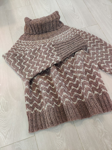 knittingsbyiina knit her Aallokko using only 2 colours!