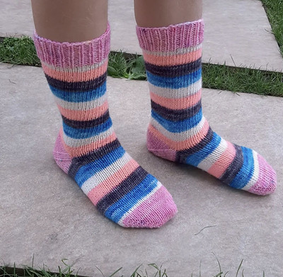 Anna (@kollar.annie) knit this pair of socks for the Friendly Stripes KAL hosted by @handknitbykam and by @leslieslakelife.