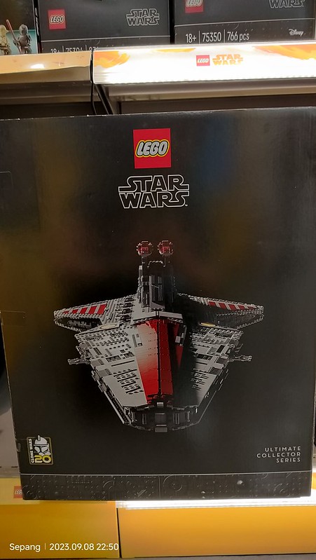 LEGO-75367-UCS-Venator-Box-Side-Front-View-Shelf-1155x2048