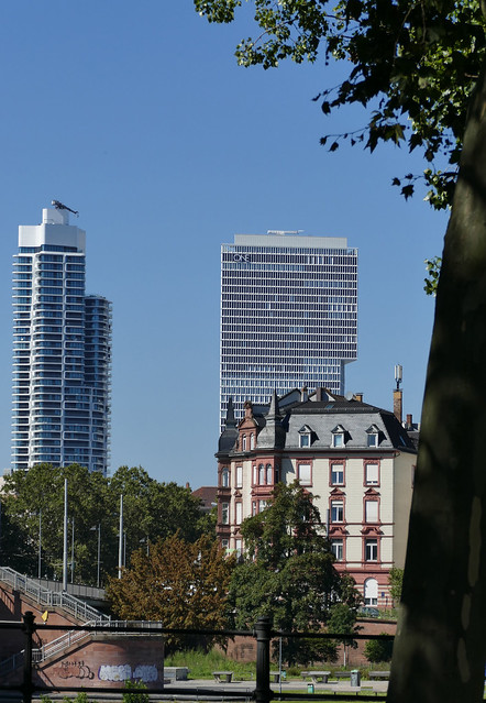 Frankfurt, Blick vom Schaumainkai/Friedensbrücke zur Skyline