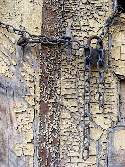 This Kind of beauty is hard to find, but more easy in Vienna compared to the rest of Europe :) Snap of unknown door to building in Austria´s capital know as Wien to the Locals ( amazing structures, cracks, decay and rusty chain and lock)
