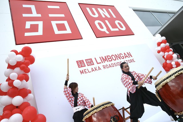 Photo 7 - Japanese Traditional Taiko Drum performance at the opening of UNIQLO Limbongan.