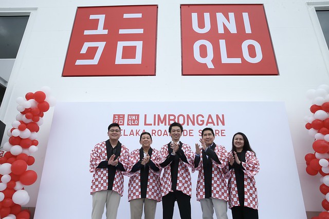 Photo 3 - (from left to right) Victor Chang, Datuk Wira Chang, Tokumine Satoshi, Yeoh Oon Lai, and Dawn Chow at the grand opening of UNIQLO Limbongan today.