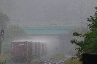 大雨 貨物列車