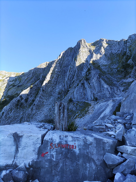Sentiero dei cavatori lungo la via di lizza per la cava Colonnoni - Monte Altissimo - Alpi Apuane