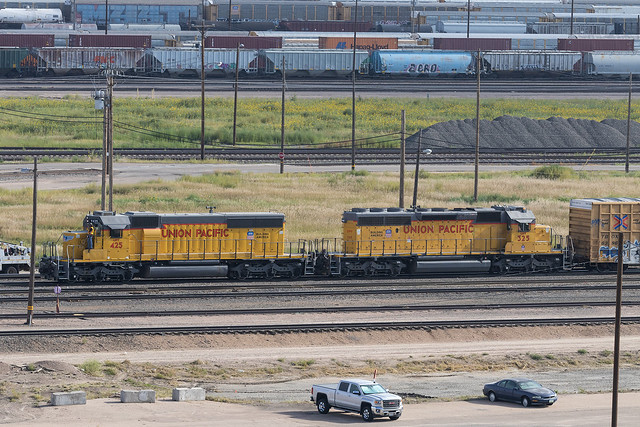 Union Pacific UPY 325 and 425