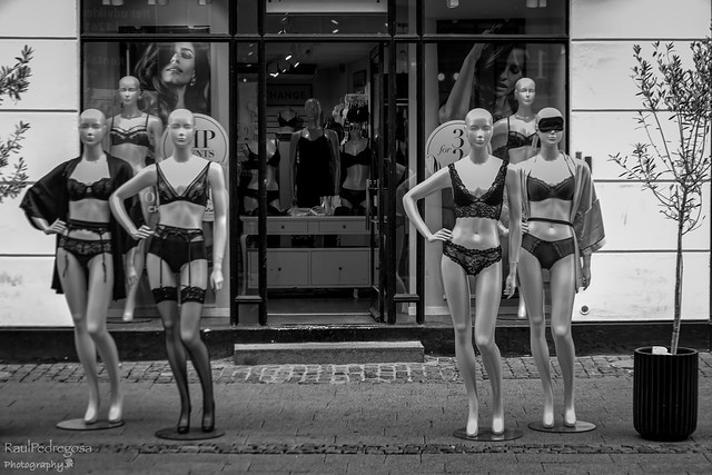 The mannequins invade the streets