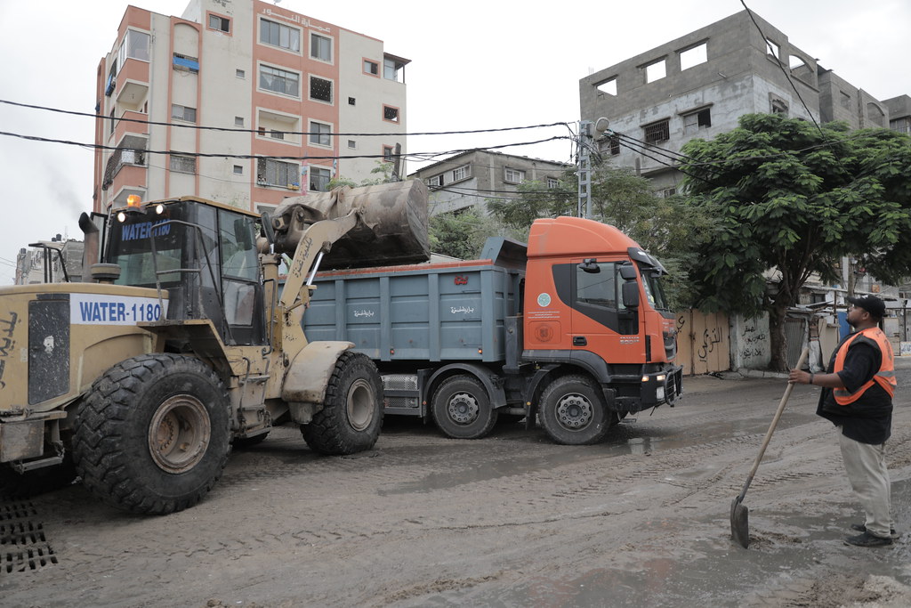 أعمال قشط الأتربة في محيط بركة الشيخ رضوان بعد العاصفة الجوية