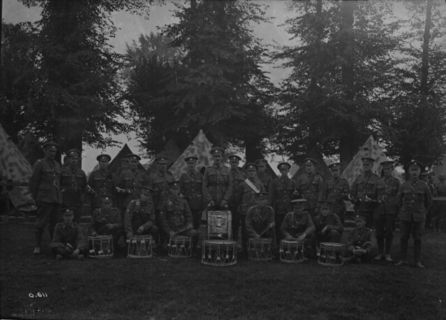 Bugle band, first set of drums brought to France, 7th Canadian Infantry Battalion / Corps de clairons avec les premiers tambours envoyés en sol français, 7e Bataillon d’infanterie canadien