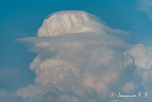 Nube convectiva con pileus y velum