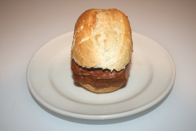 Meatloaf bun - Front view / Leberkässemmel - Vorderansicht