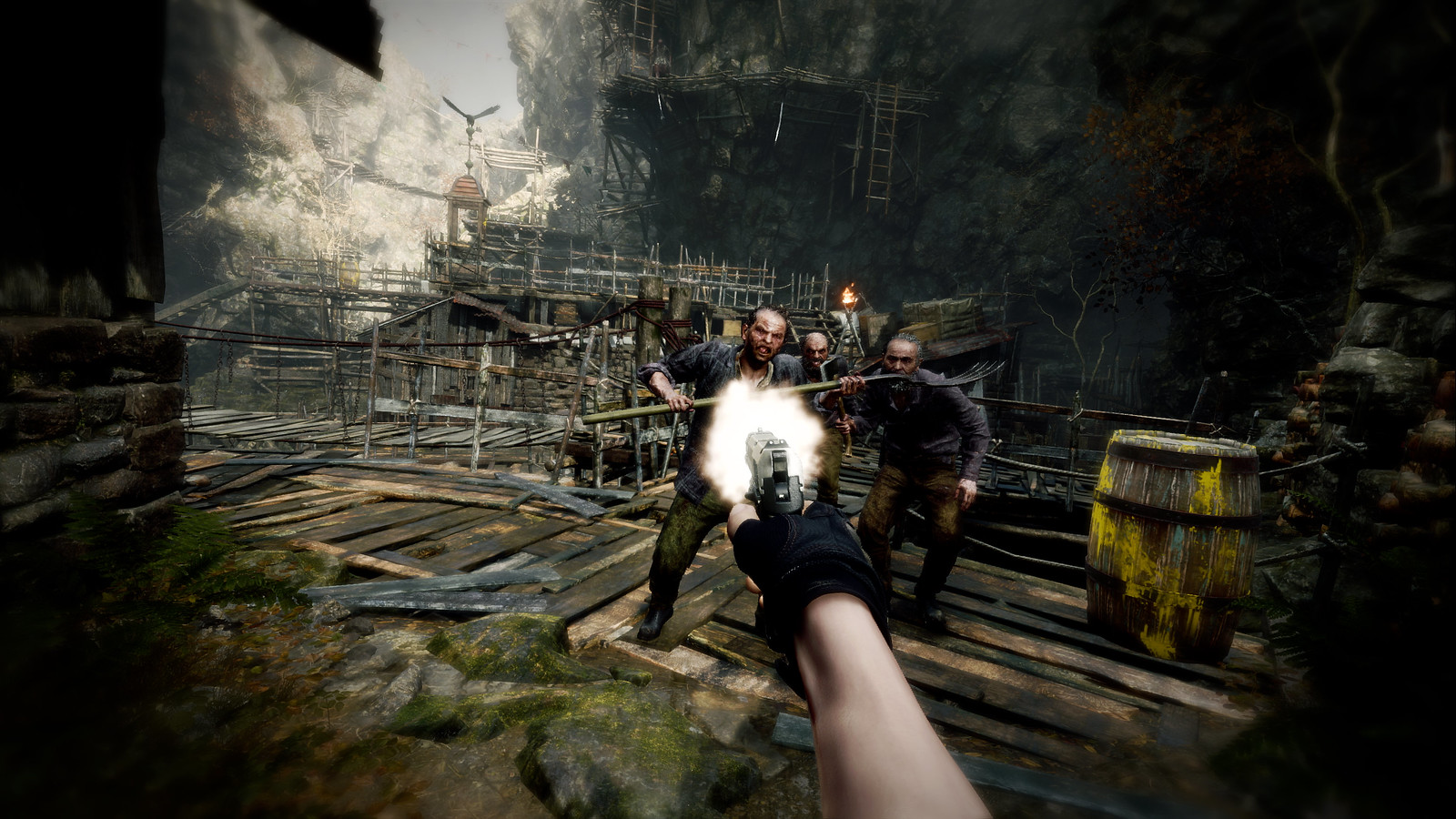 Dans une vue à la première personne, le joueur lève son arme et tire sur des ennemis s'approchant.