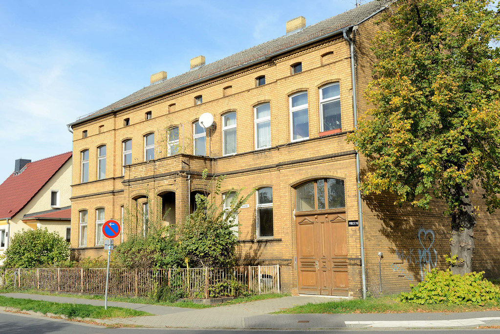 8110 Wohnhaus mit gelber Klinkerfassade an der Parkstraße - Bilder aus Trebbin, Stadt im Landkreis Teltow-Fläming in Brandenburg.