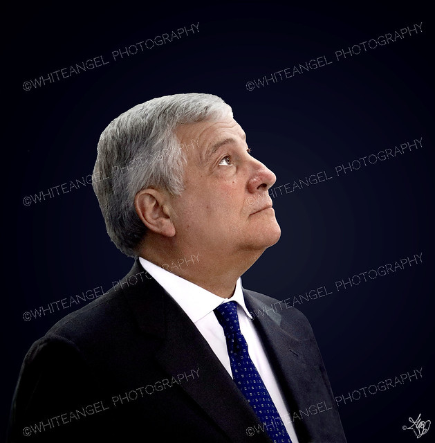 A fortuitous lucky meeting with the Minister. Front row to portray Antonio Tajani. Ph. by #WhiteANGEL