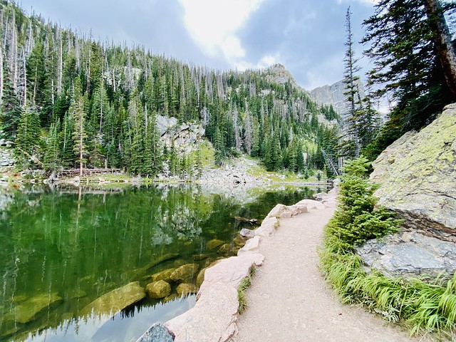 Hiking trail to Emerald Lake