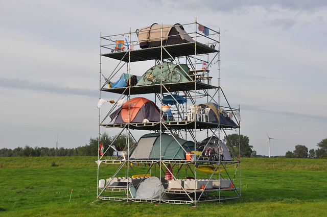 Hoogbouw Camping 'Nature City' van kunstenaar Willem de Haan, een kunstwerk in het kader van de buitententoonstelling IJsselbiënnale 2023. #ijsselbiënnale #voorst #ijb23 #kunstroute aan de Weerdseweg in Wilp (Gelderland)