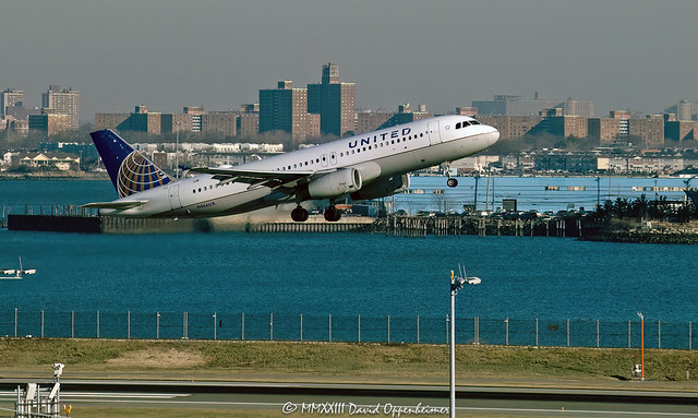 United Airlines A320 N466UA Jet Takeoff at LaGuardia Airport