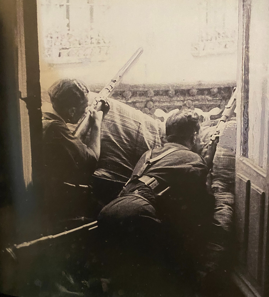 Milicianos disparan desde una ventana del Hotel Castilla durante el asedio al Alcázar en el verano de 1936 en la guerra civil